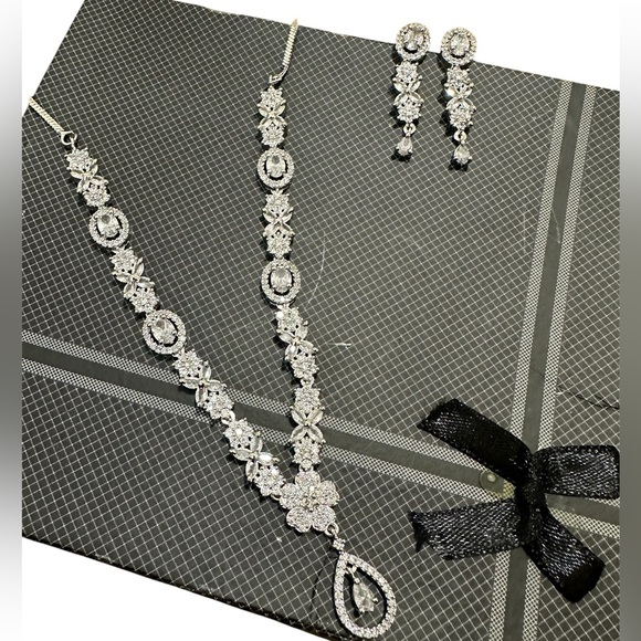 Necklace & Earrings Set - Picture 4 of 6